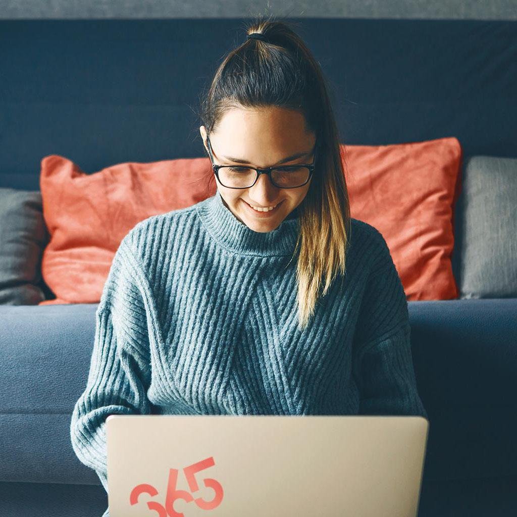 Tyttö tekee töitä läppärillä EmCe 365 -ohjelmalla