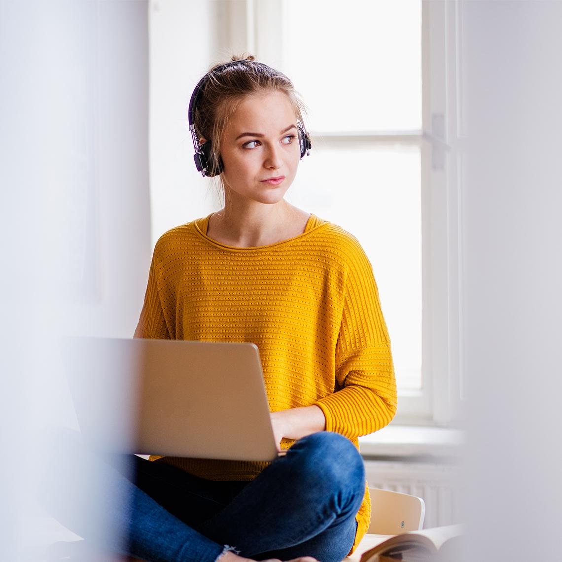 Nainen työskentelee sähköisen taloushallinnon työkaluilla