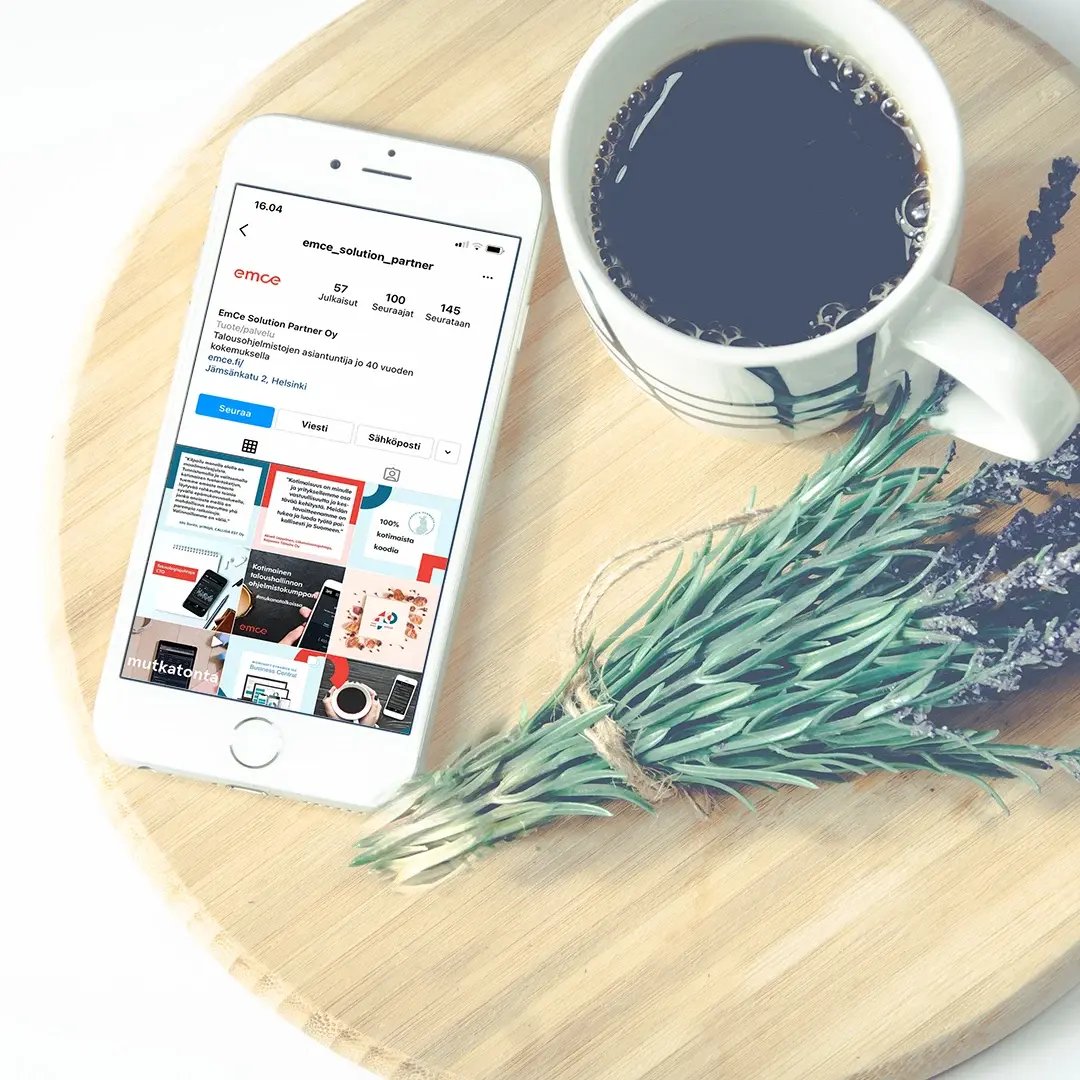iPhonen näytöllä näkyy somepostauksia EmCe 365 -ohjelmasta