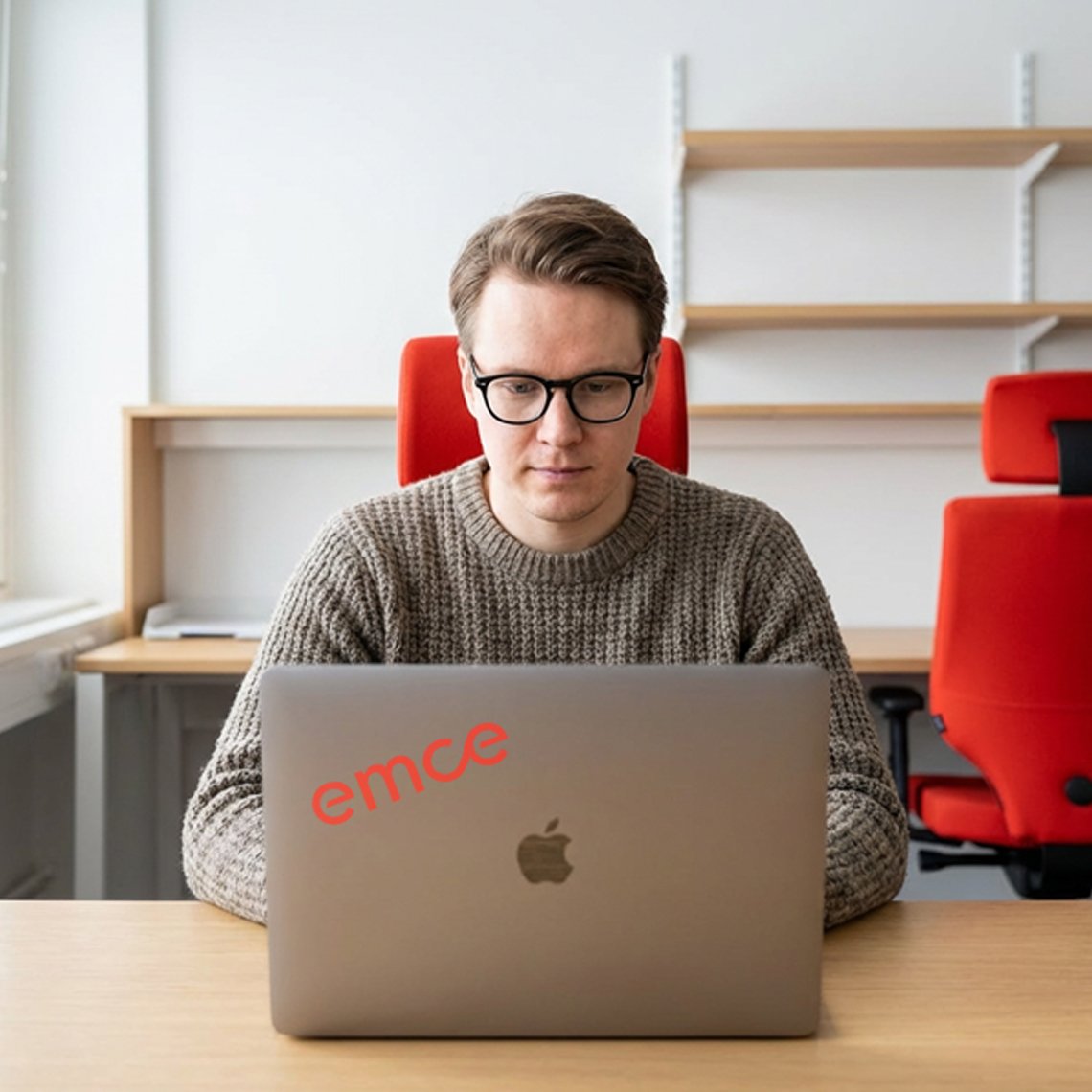 Mies tekee yhdistyksen kirjanpitoa EmCen kirjanpito-ohjelmalla