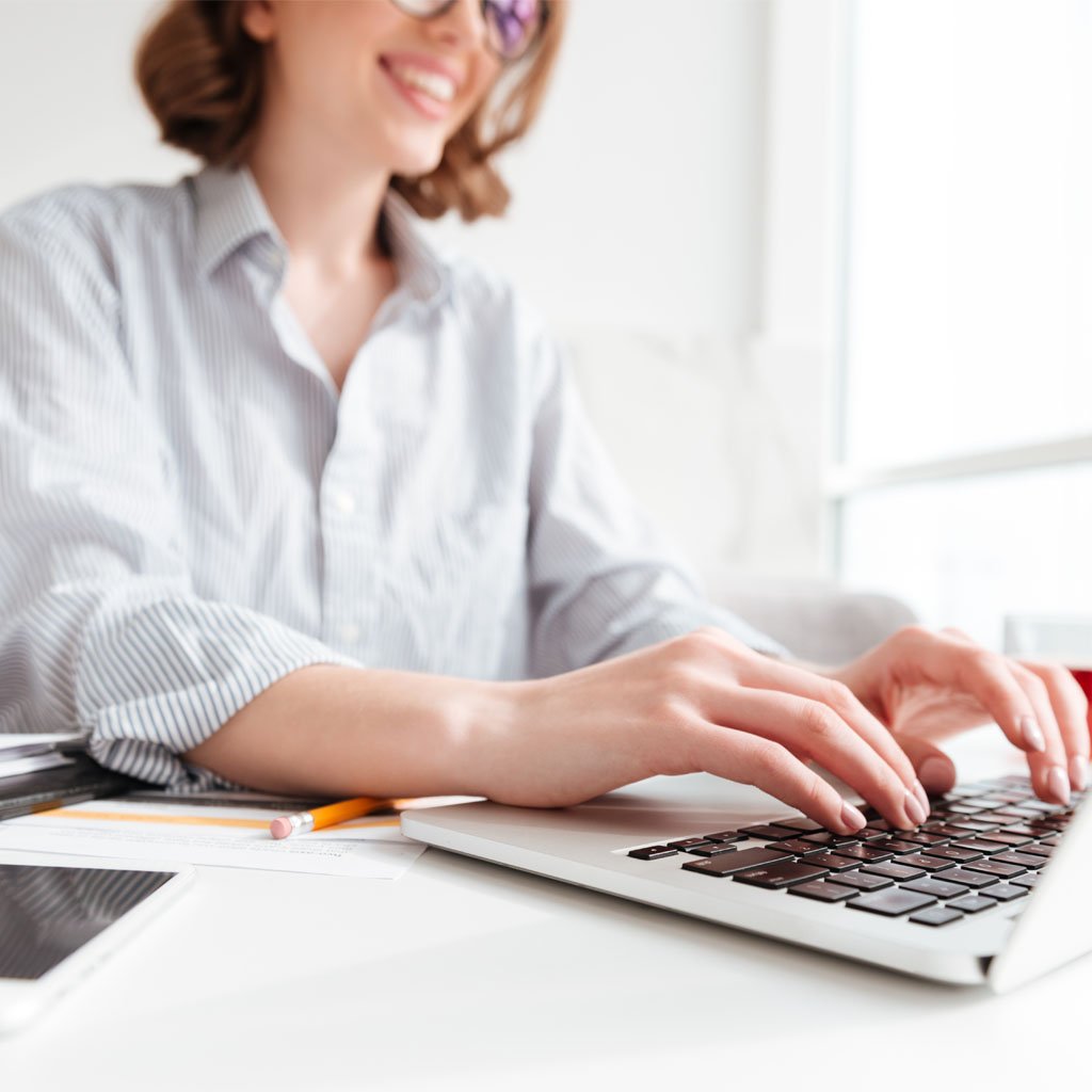 Tyttö tekee töitä EmCen automatisoidulla palkanlaskentaohjelmalla