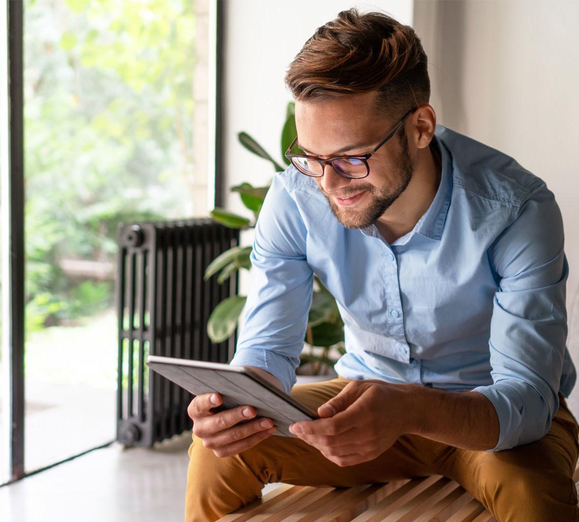 Mies katsoo iPadia-1140x1028