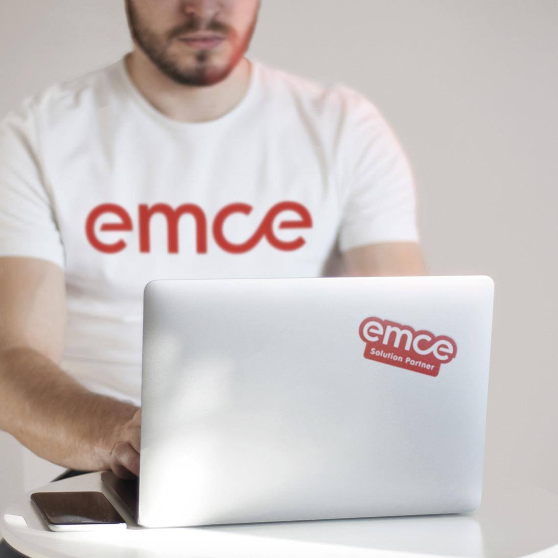 Mies tekee töitä EmCe-ohjelmalla