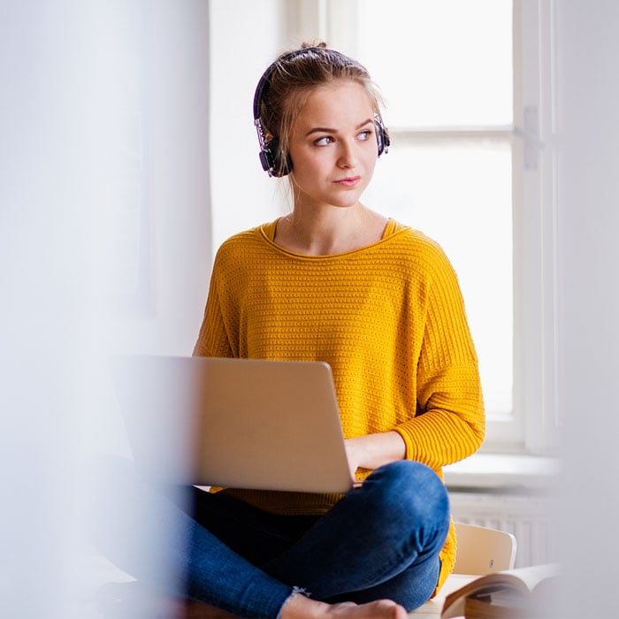 Tyttö käyttää tietokoneella EmCe Laskutusohjelmaa