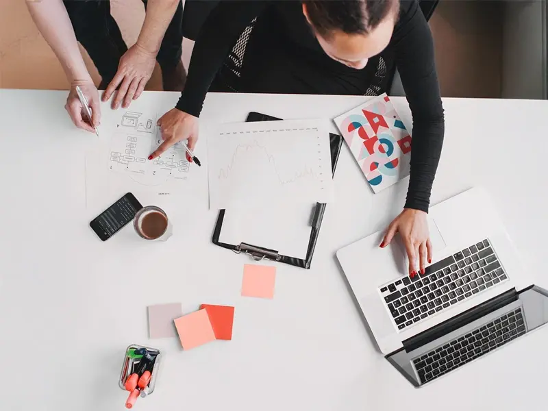 Nainen tekee töitä EmCen sähköisen taloushallinnon työkaluilla