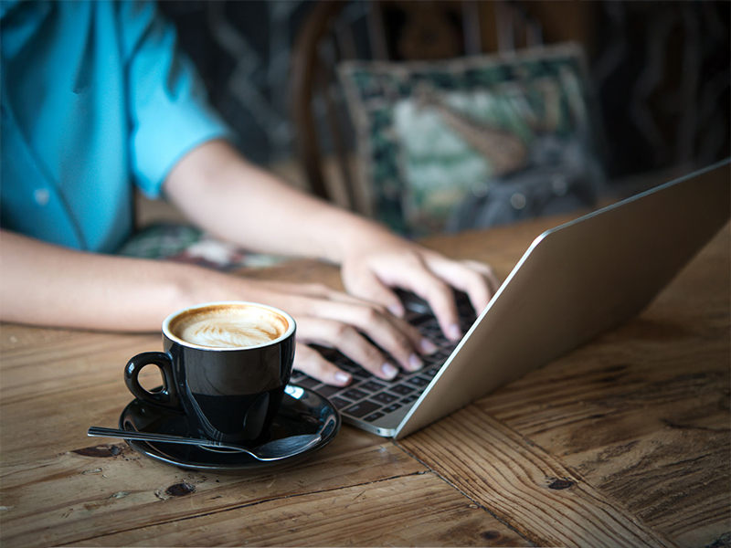 Tyttö tekee töitä liitossa EmCen kirjanpito-ohjelmalla