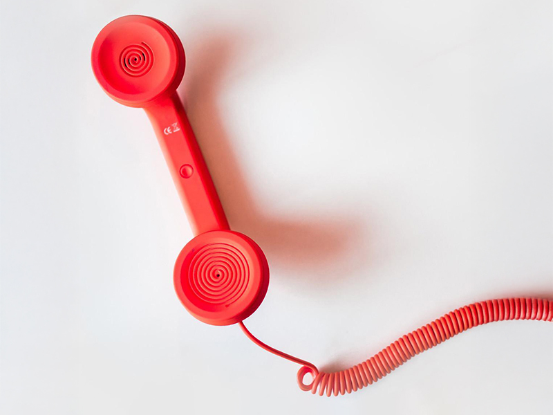 Punainen lankapuhelin, millä voi soittaa EmCen asiakastukeen