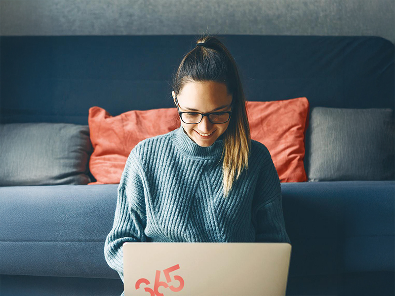 Tyttö tekemässä töitä EmCen kirjanpito-ohjelmalla