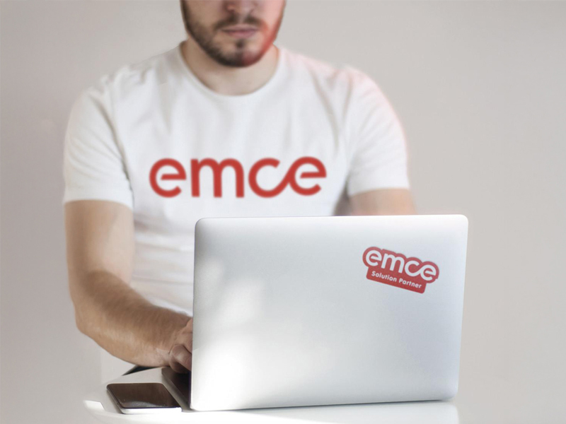 Mies tekee tilinpäätöstä EmCen kirjanpito-ohjelmalla